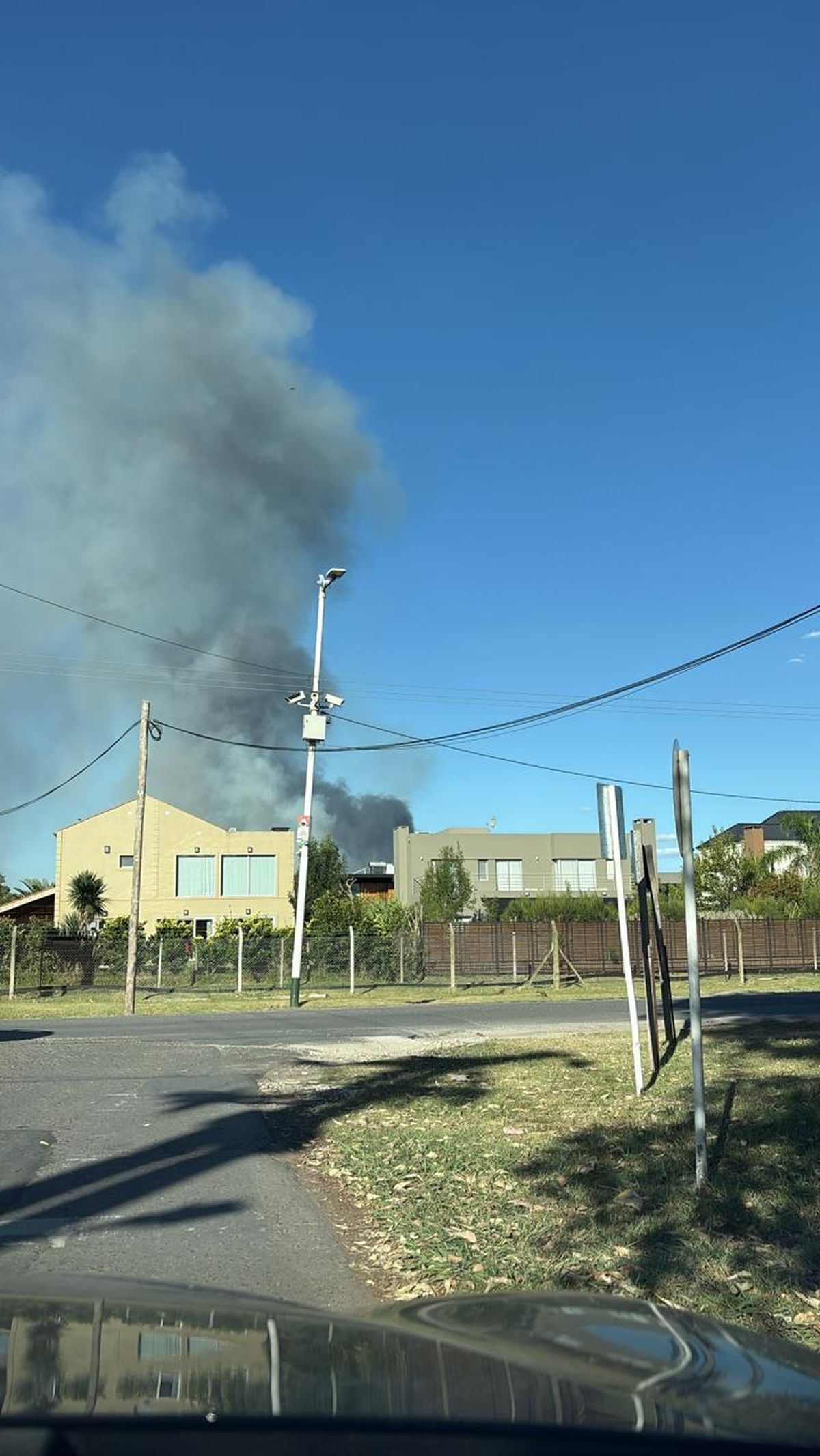 El humo proveniente del incendio de pastizales en Canning.