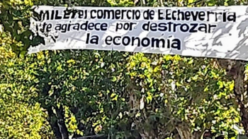 Monte Grande: colocaron un pasacalles contra Milei en pleno centro