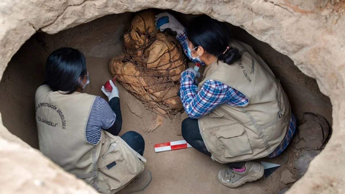Las impactantes fotos de una momia atada que fue hallada en Perú