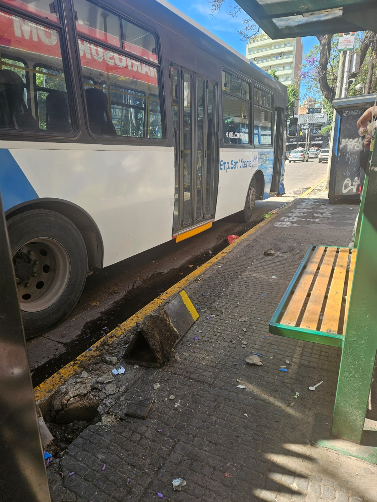 Un colectivo de Empresa San Vicente protagonizó un choque este martes por la mañana en pleno centro de Monte Grande.