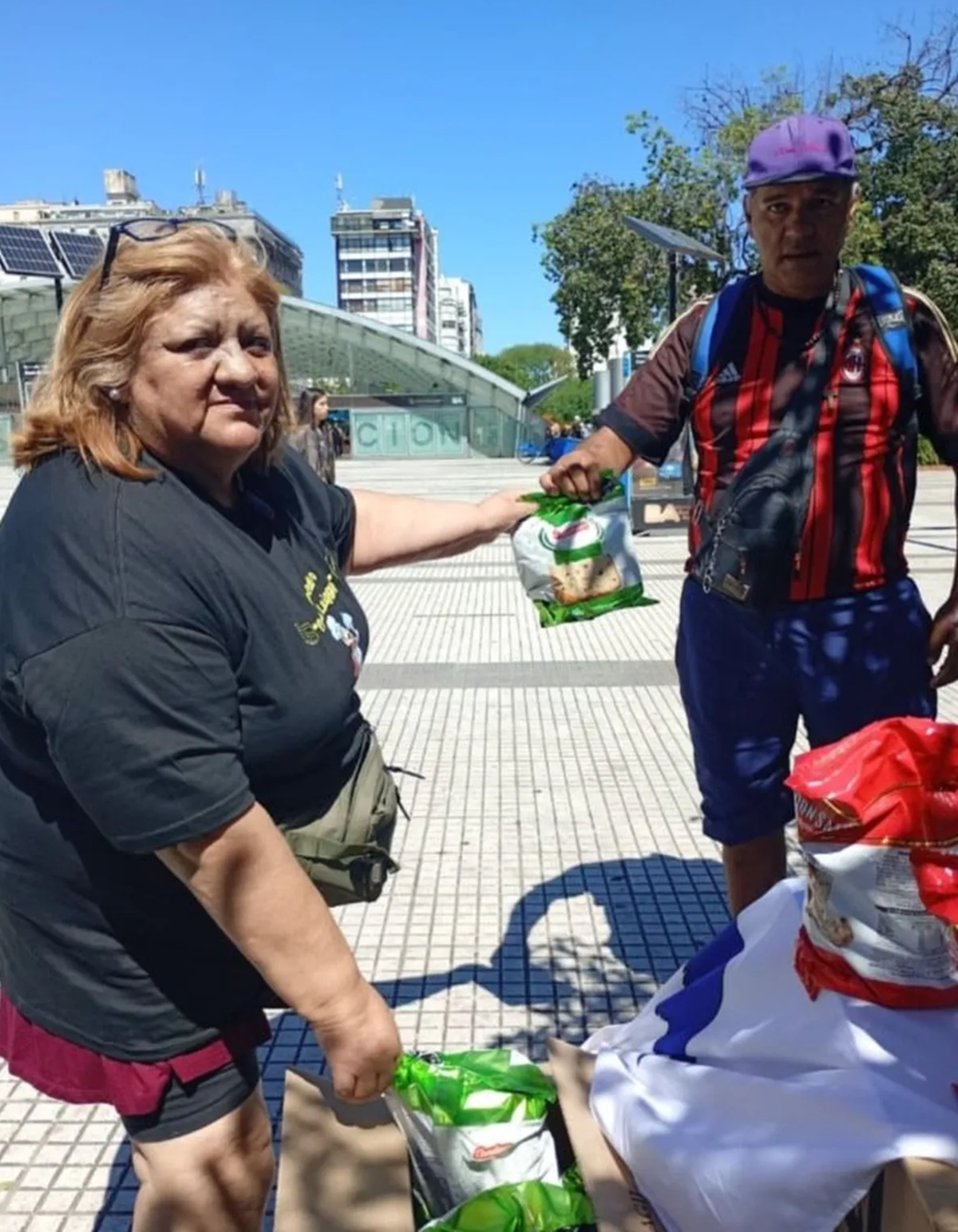 Las plazas, centros comerciales y parques se transforman en puntos de encuentro.