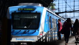 el tren roca sigue circulando a menor velocidad este martes: hasta que hora sera la protesta