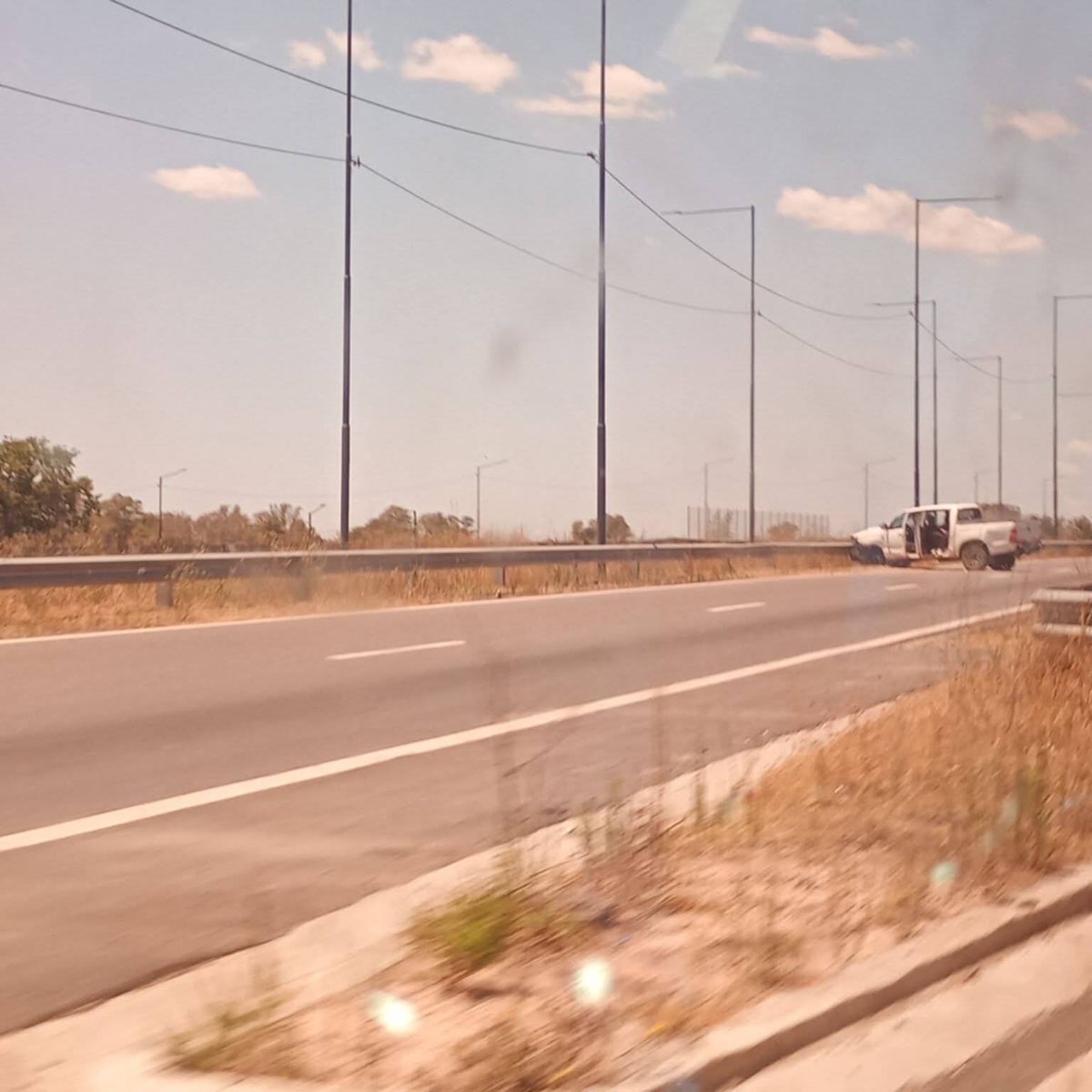 La camioneta quedó cruzada sobre la Autopista Presidente Perón en Ezeiza. 