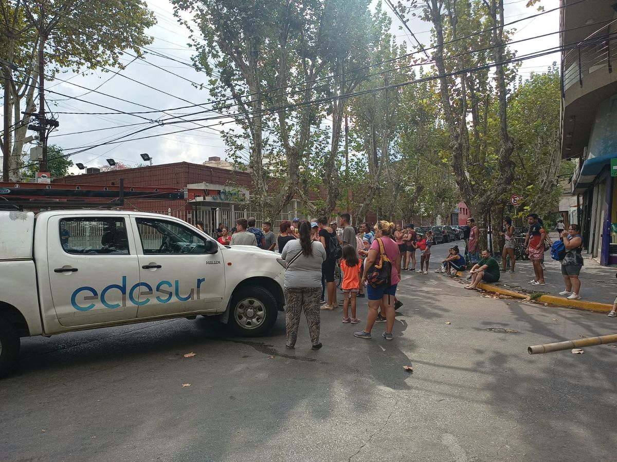 Monte Grande: vecinos protestaron frente a Edesur y retuvieron una camioneta de la empresa