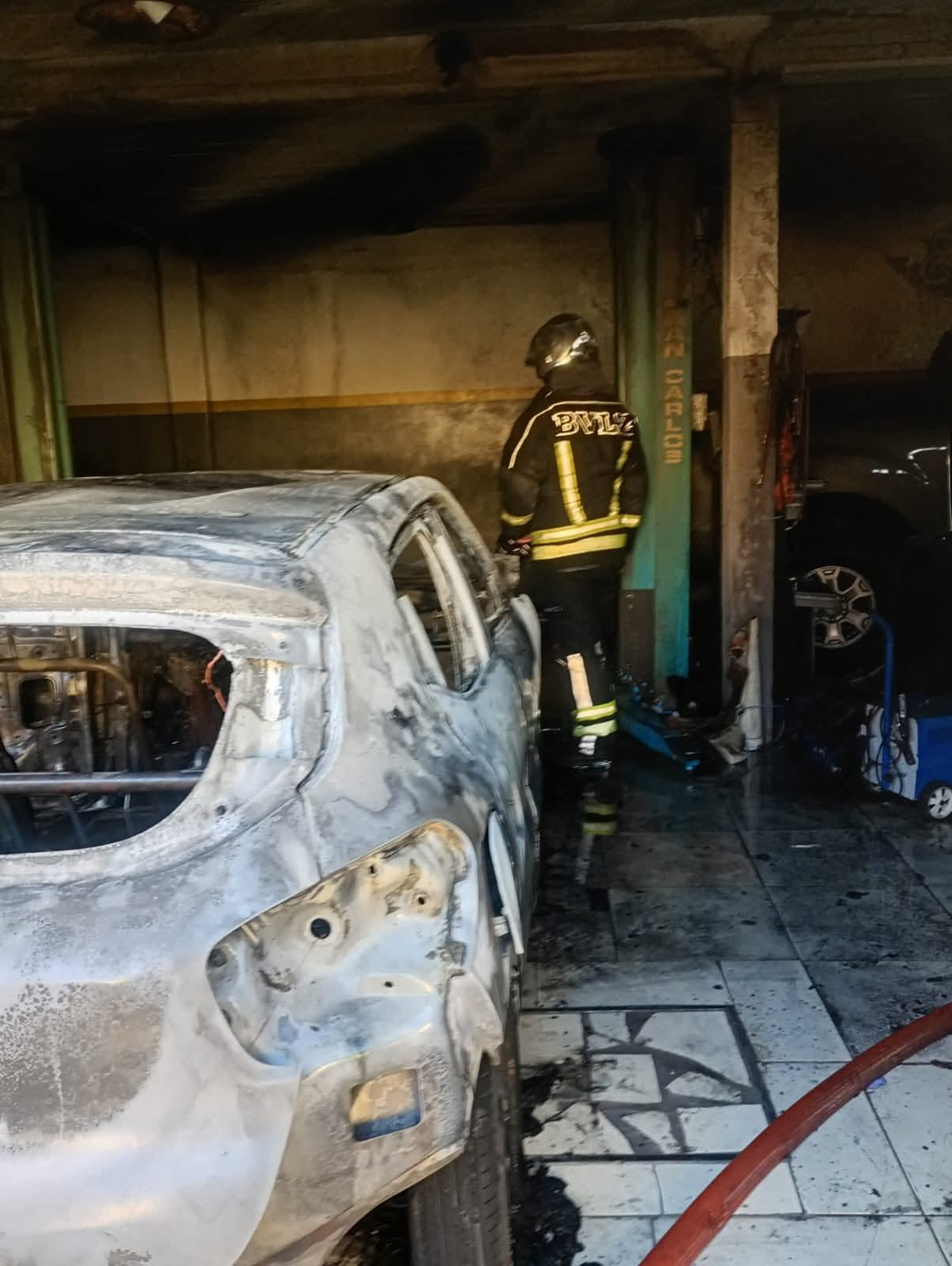 Los autos quedaron completamente quemados, tras el incendio en Lomas de Zamora.