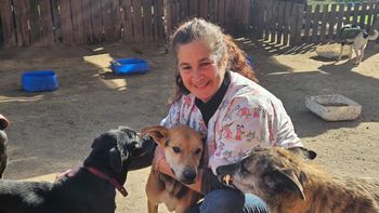 Día del Veterinario: la tarea de Marcela, que atiende a los perros de El Campito Refugio de Monte Grande