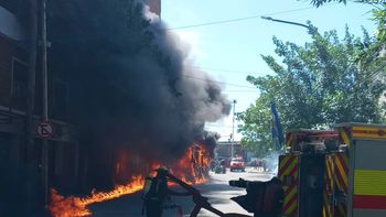 Lanús: impactante incendio de un colectivo de la Línea 158