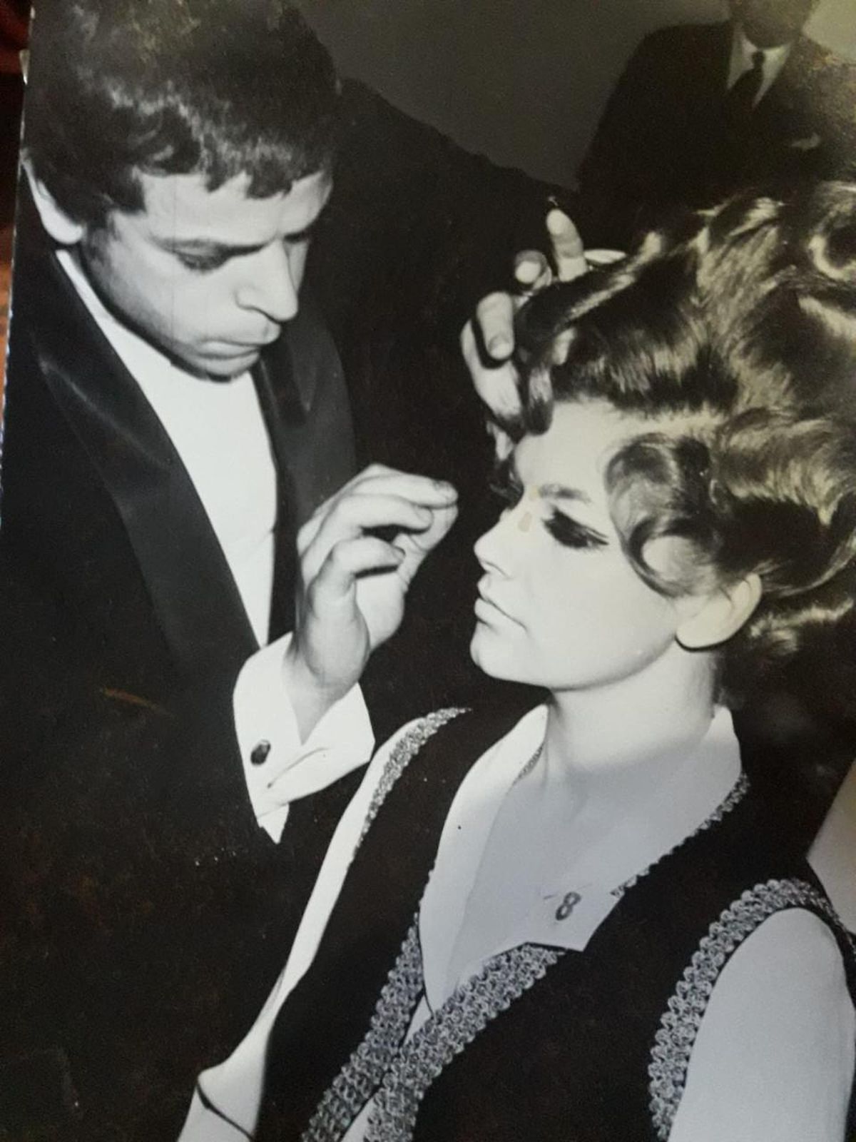 El vecino y su esposa, quien era su modelo.&nbsp;