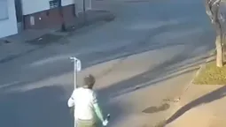 un paciente salio del hospital con el portasuero para ir a comprar una botella de fernet