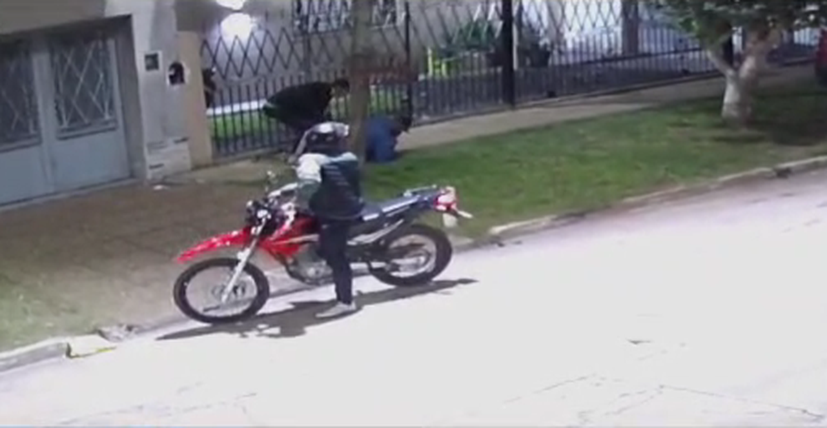 Ataque motochorro: utilizaron una picana para robarle a un joven