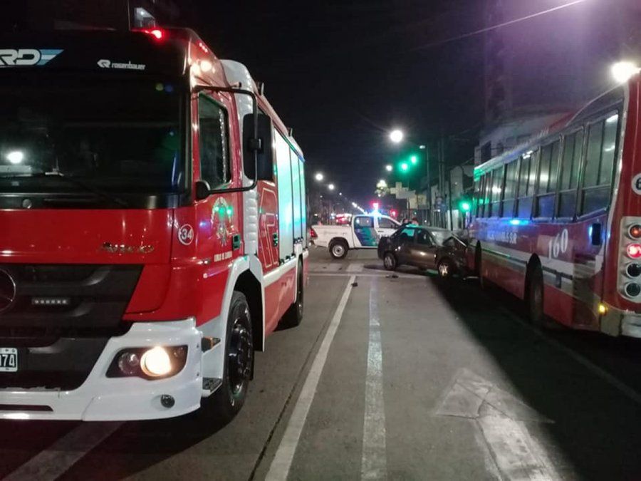 Bomberos de Lomas de Zamora trabajan en el lugar del choque, en Banfield.