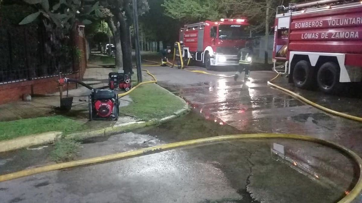 Bomberos de Lomas de Zamora trabajaron hasta la madrugada para apagar el incendio en Turdera.