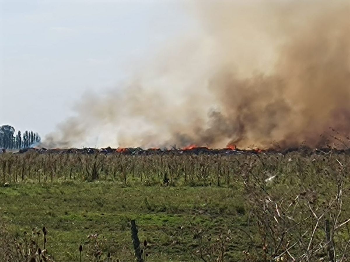 El incendio afecta una zona de pastizales y residuos.