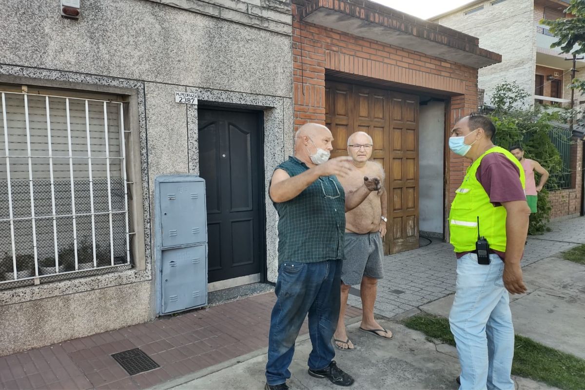 Personal de Defensa Civil con vecinos de Lanús evacuados. 