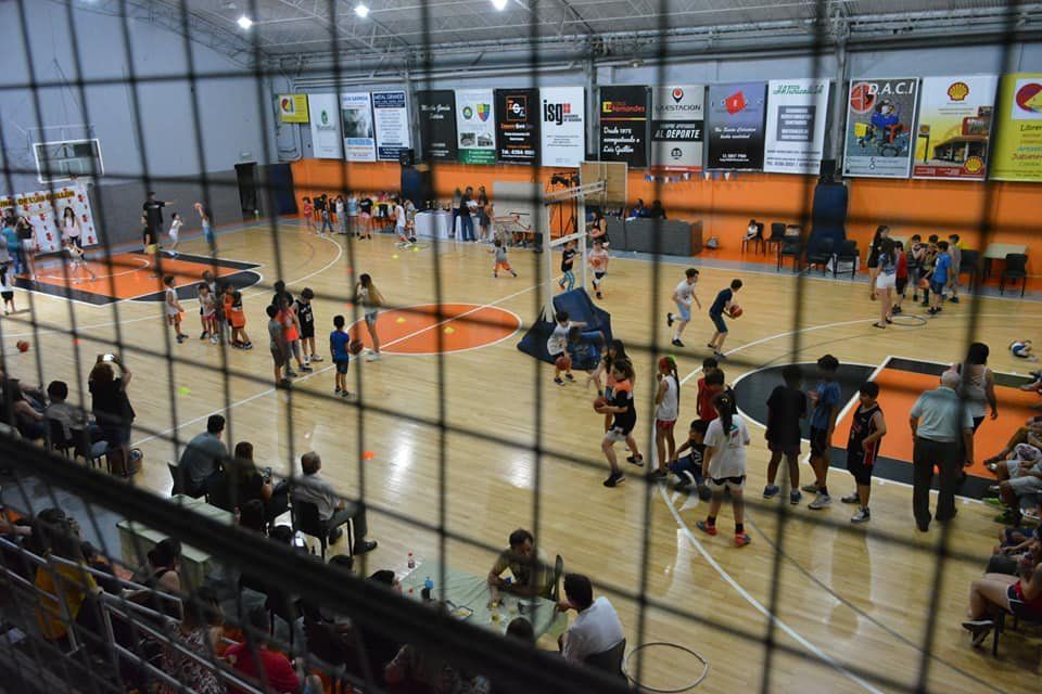 Entrenamientos. Una práctica de básquet en Unión Vecinal, previo a la llegada del Covid-19. 