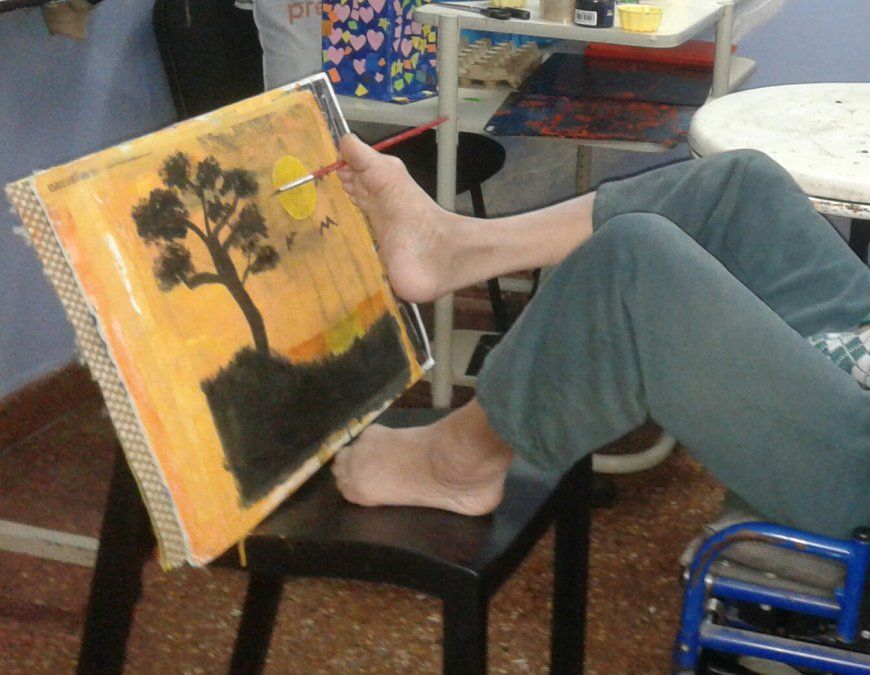 Dante Negretti, el artista del Cottolengo Claypole que pinta con los pies