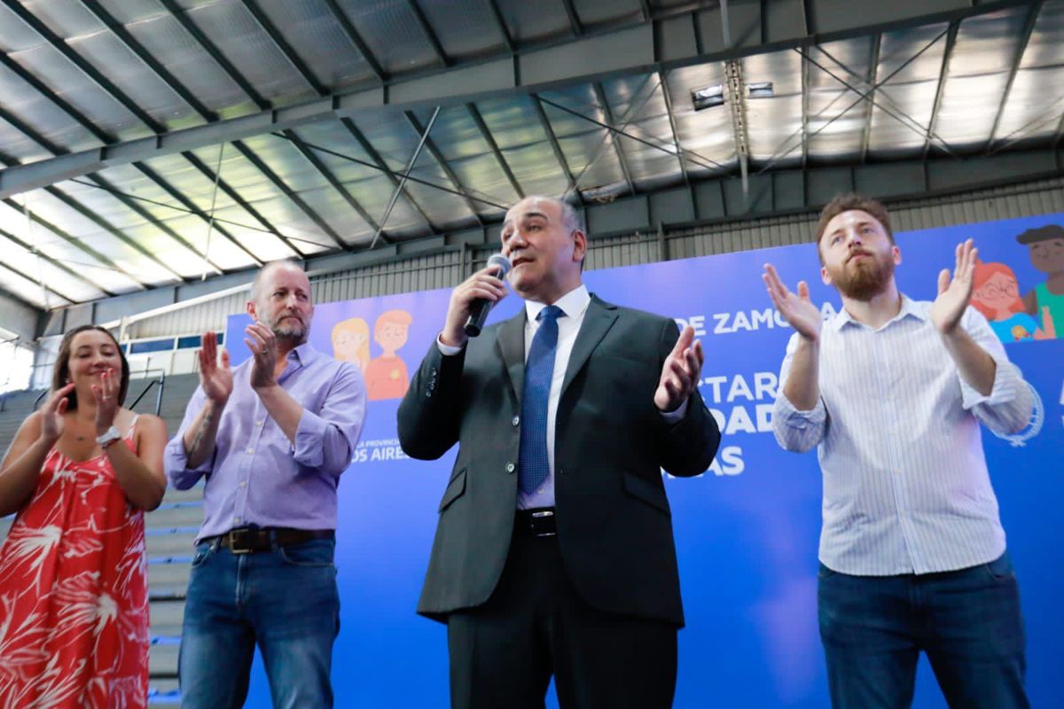 Marina Lesci, Martín Insaurralde, Juan Manzur y Federico Otermín durante la entrega de netbooks en Lomas de Zamora.