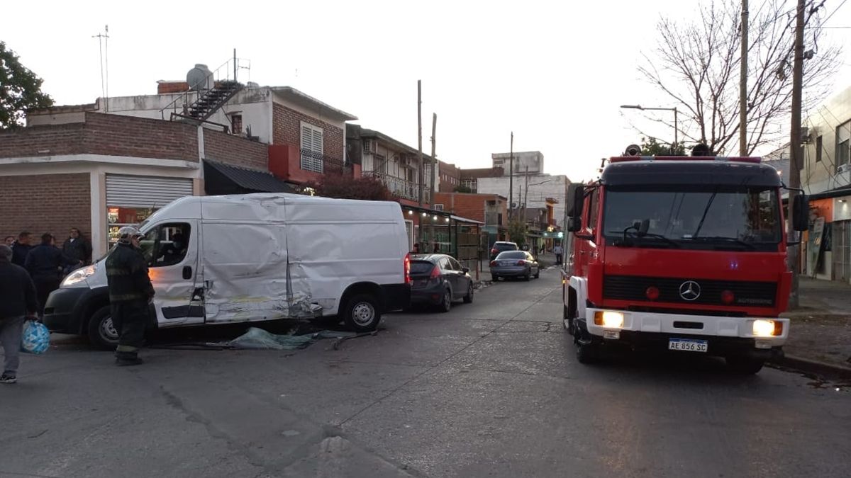 Un colectivo chocó con una camioneta en Lomas de Zamora: tres heridos