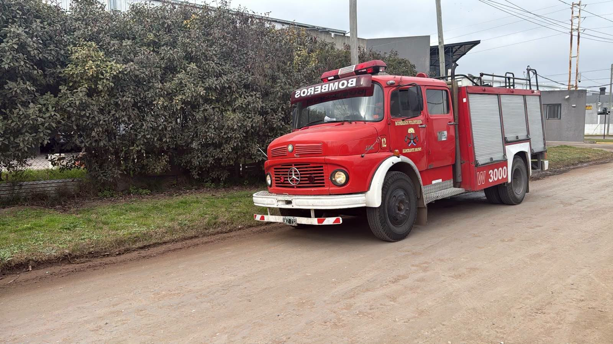 Una dotación de Bomberos Voluntarios de Almirante Brown acudieron al lugar. Gentileza: Bomberos Voluntarios de Almirante Brown. 