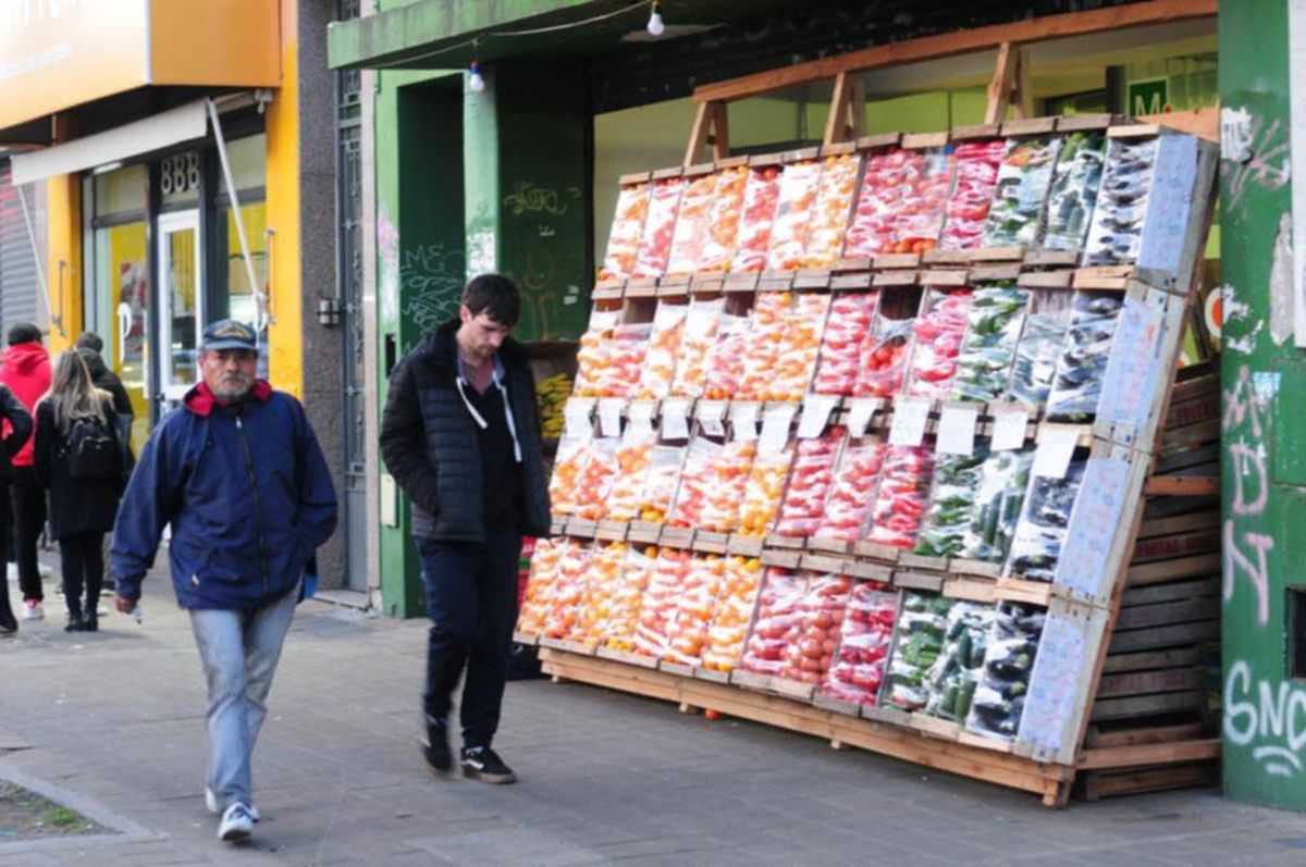 El programa Precios de la Comunidad incluye un combo de frutas y verduras a precio fijo disponible en un comercio de Lomas. 