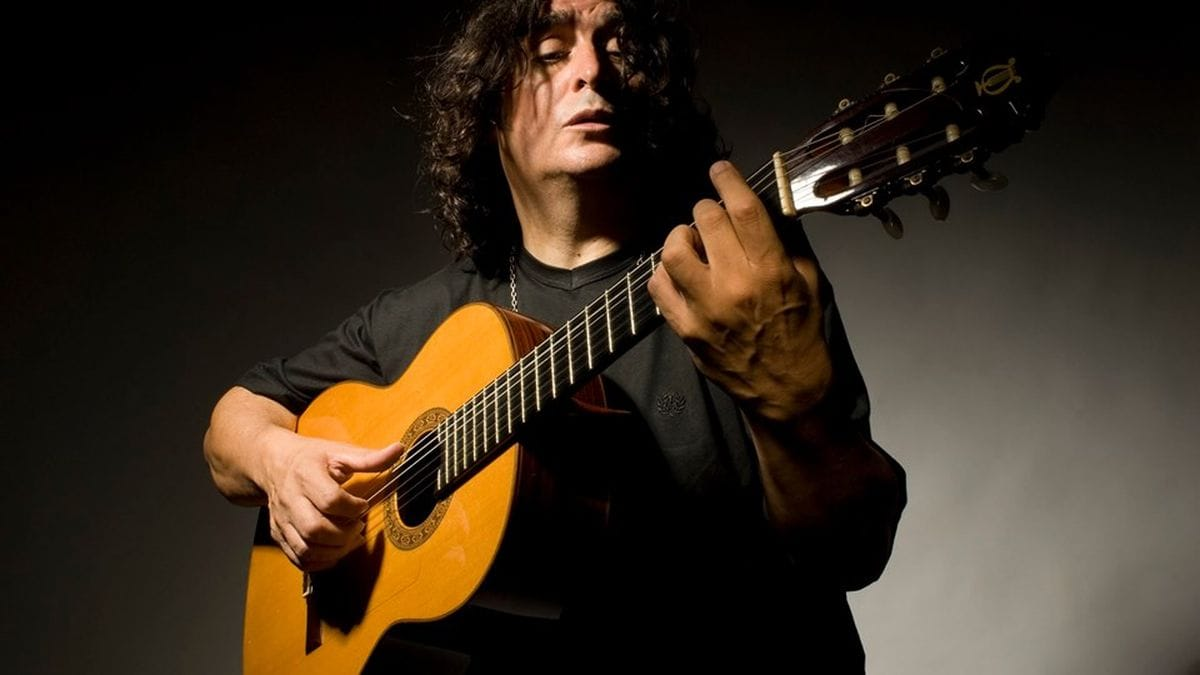 Luis Salinas comenzó su carrera musical en Esteban Echeverría. 