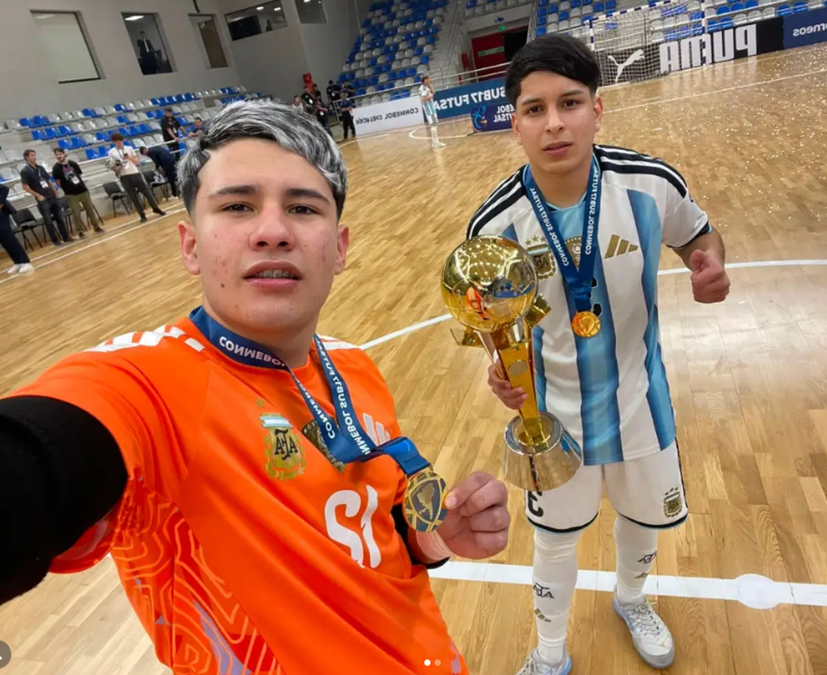 Ambos con la copa. 