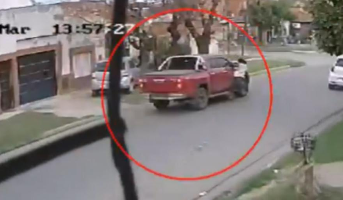Video: una mujer se colgó de su camioneta en Lanús para evitar que se la robaran