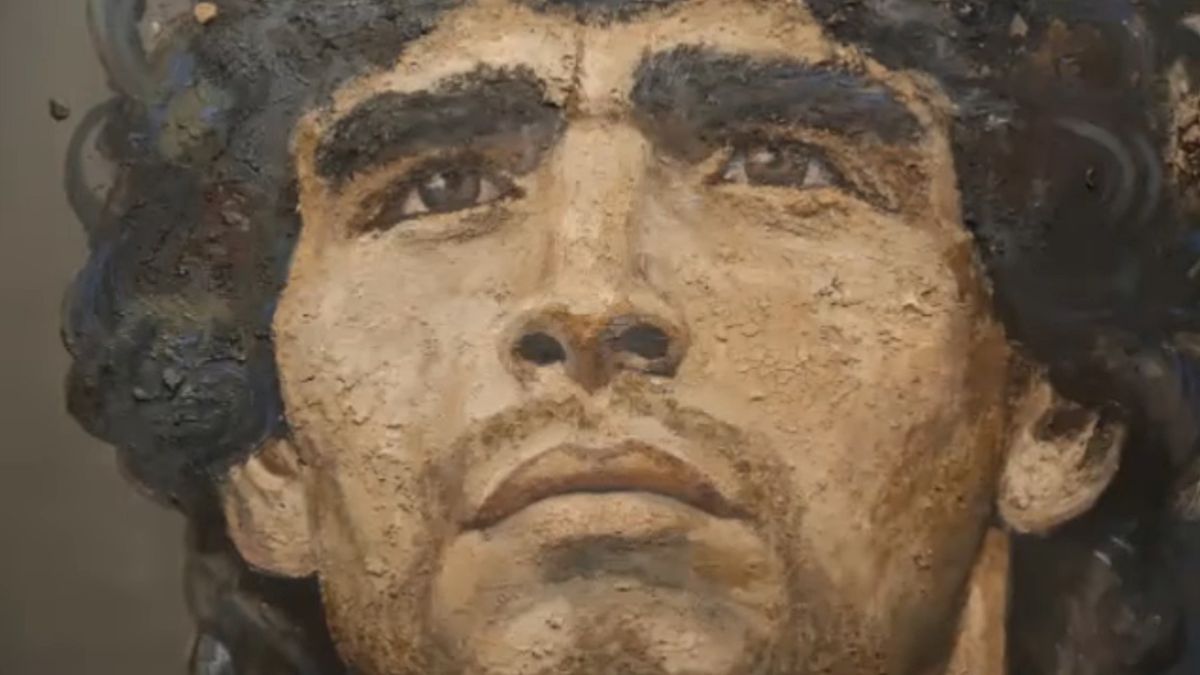 El increíble retrato de Diego Maradona hecho con tierra de Villa Fiorito