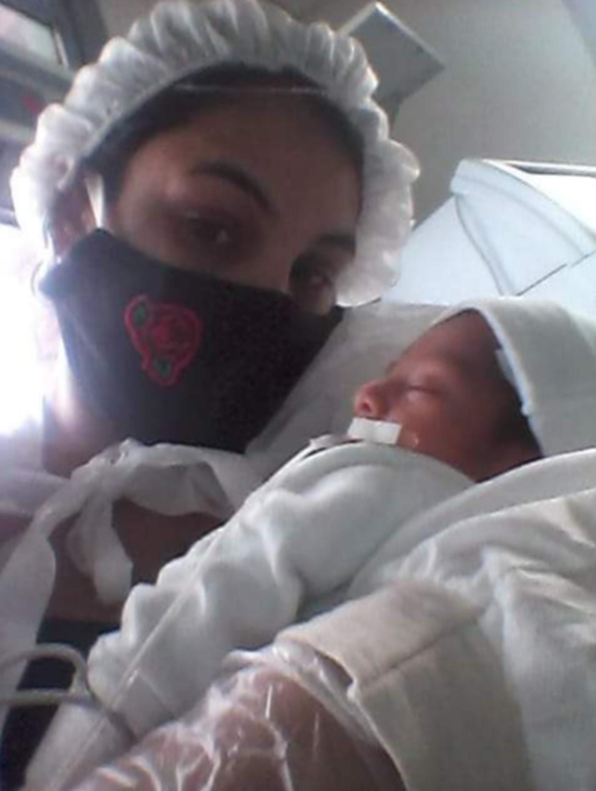 Nadia y su hijo Dante, recién nacido.
