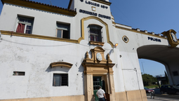 lomas: detuvieron a una pareja acusada de vender droga a traves de la ventana de su casa