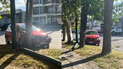 lomas de zamora: auto perdio el control y choco contra un poste de luz