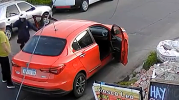 Ataque motochorro en Lanús: le robaron el auto a una familia que iba con un bebé