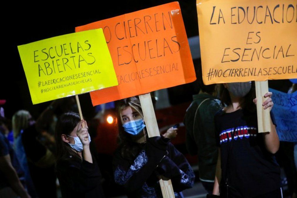 En la provincia habrá movilizaciones de familias para suspender la suspensión de clases, mientras que en Ciudad de Buenos Aires paran los gremios por su continuidad.