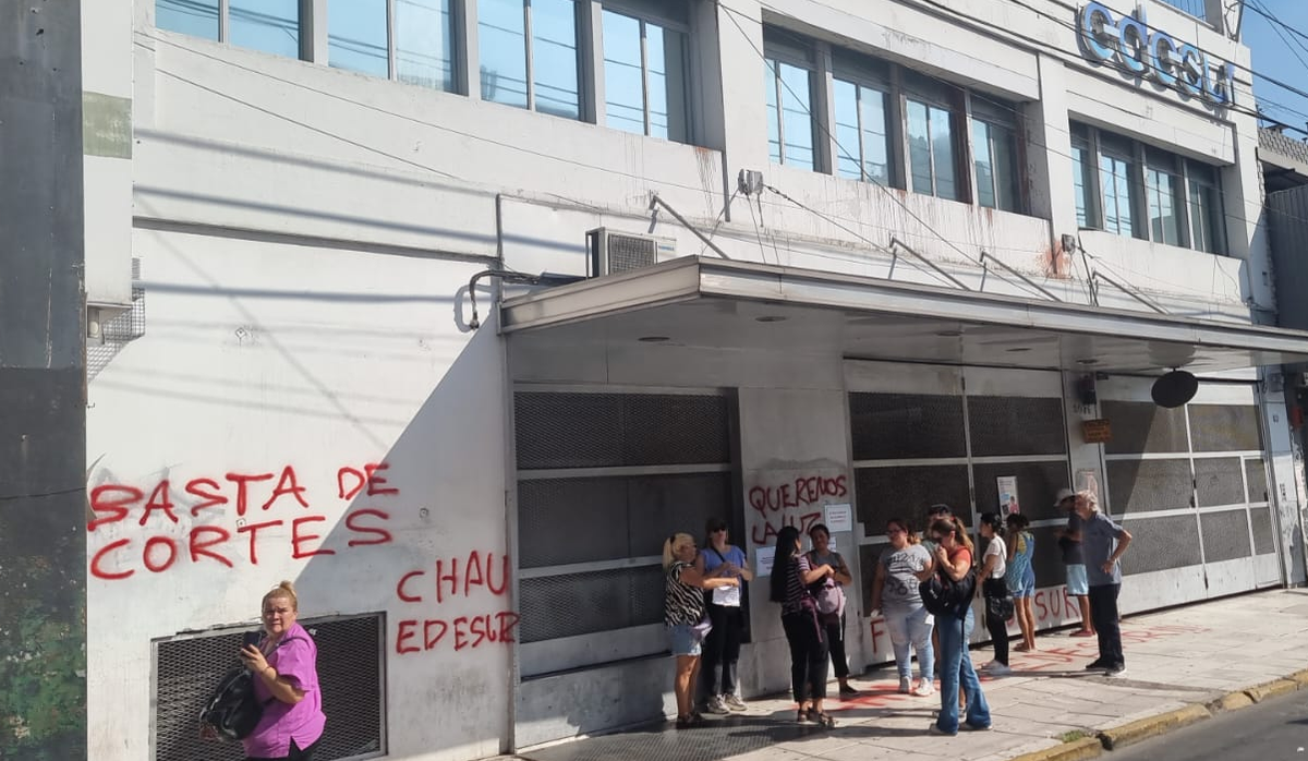 Cortes de luz en Lomas: los vecinos se manifiestan frente a la sede de Edesur
