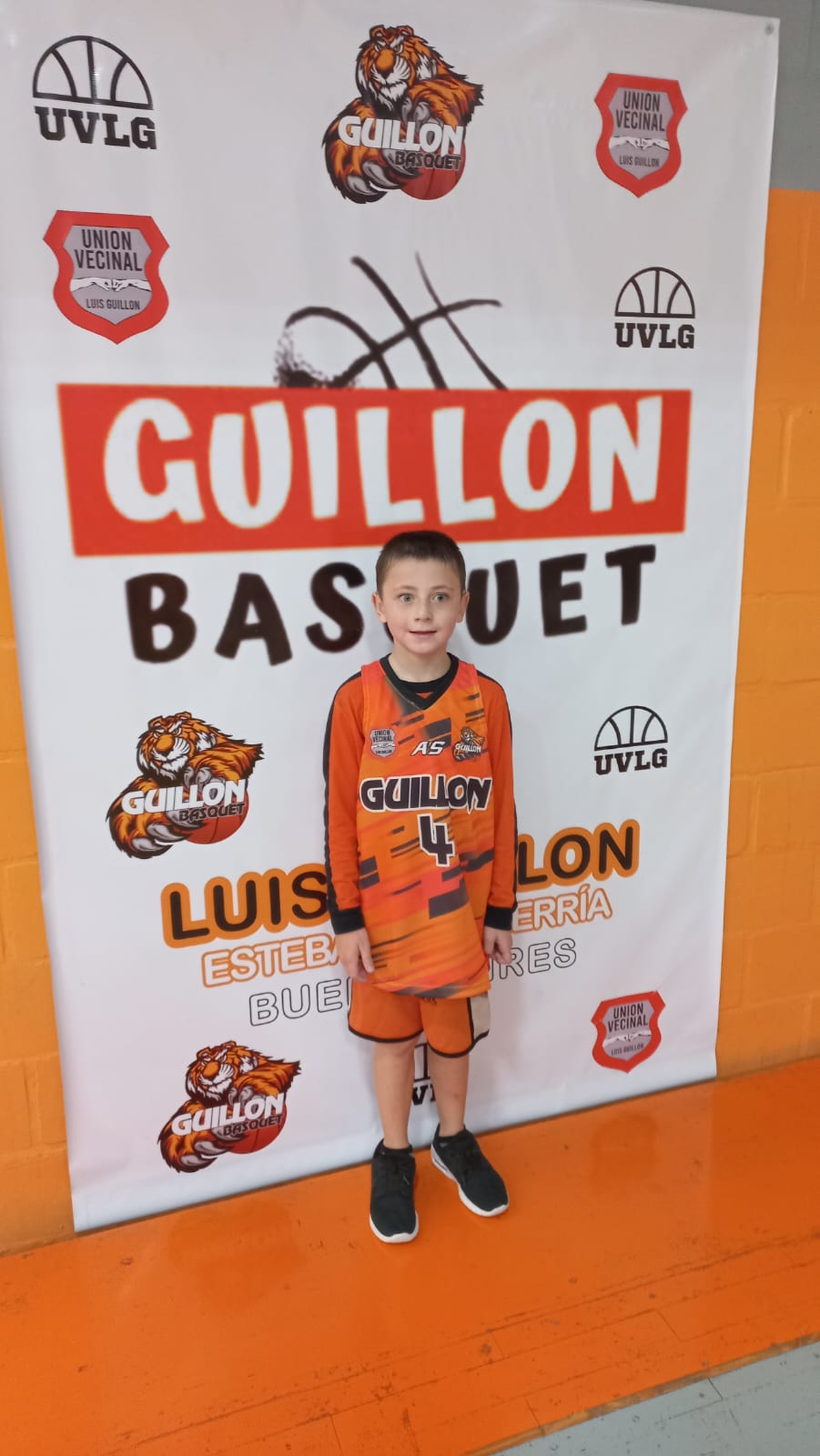 Santino Noceda entrena b&aacute;squet en el Club Uni&oacute;n Vecinal de Luis Guill&oacute;n.