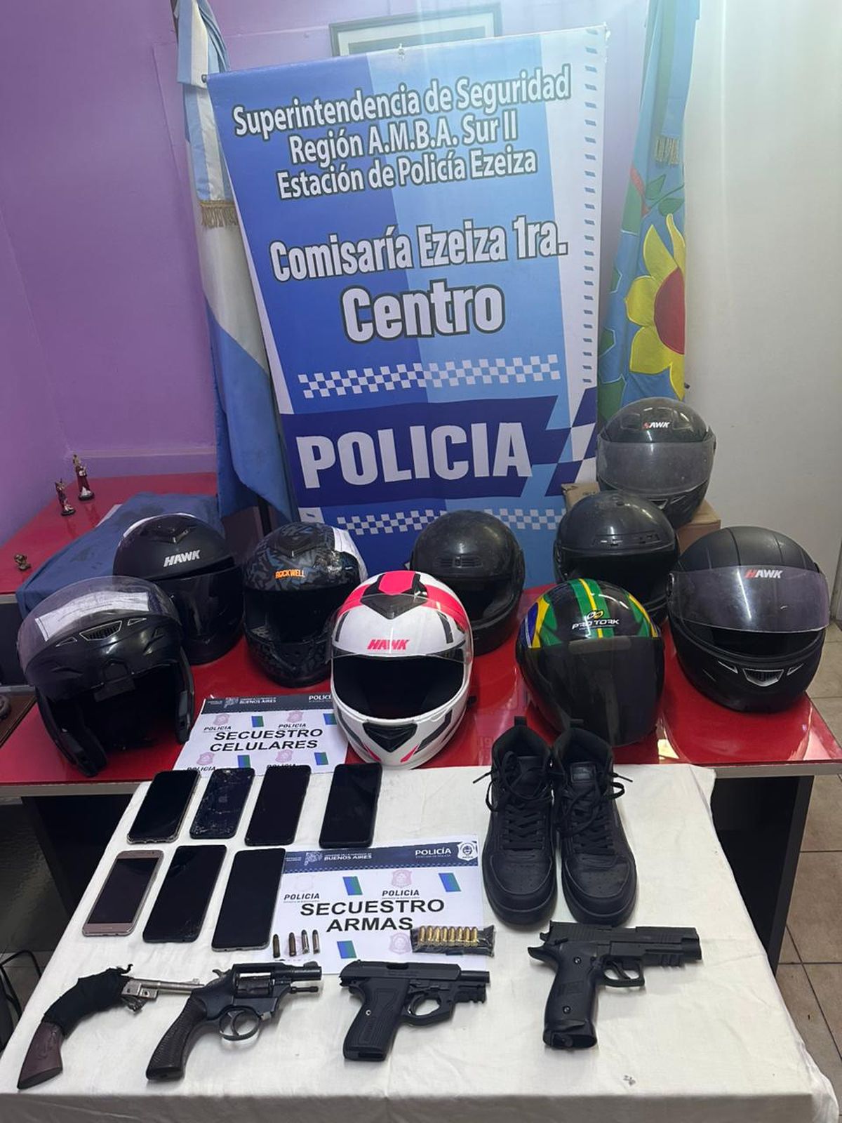 Algunos de los elementos secuestrados durante los allanamientos en Ezeiza. 