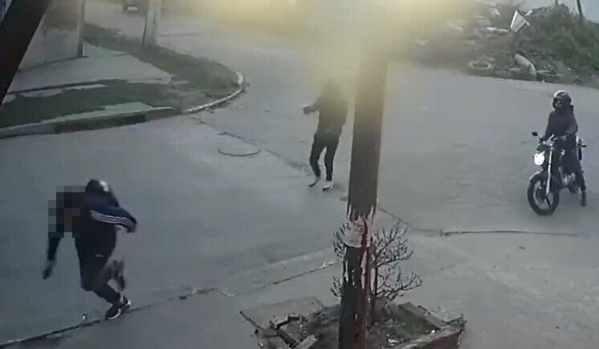 Lomas: motochorros balearon a un joven de 15 años para robarle el celular y quedó filmado