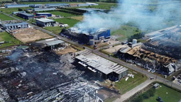 incendio en el polo industrial de ezeiza: investigan si una perdida de sustancias corrosivas origino el fuego