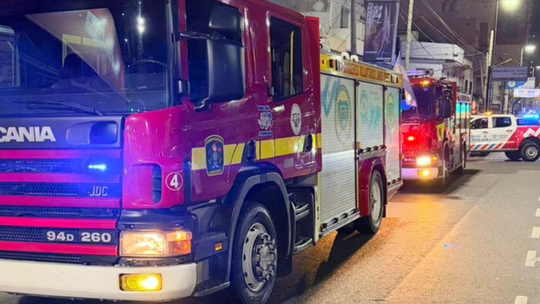 Tres heridos al colapsar una estructura mientras trasladaban una heladera en un local de Pedidos Ya en Lanús