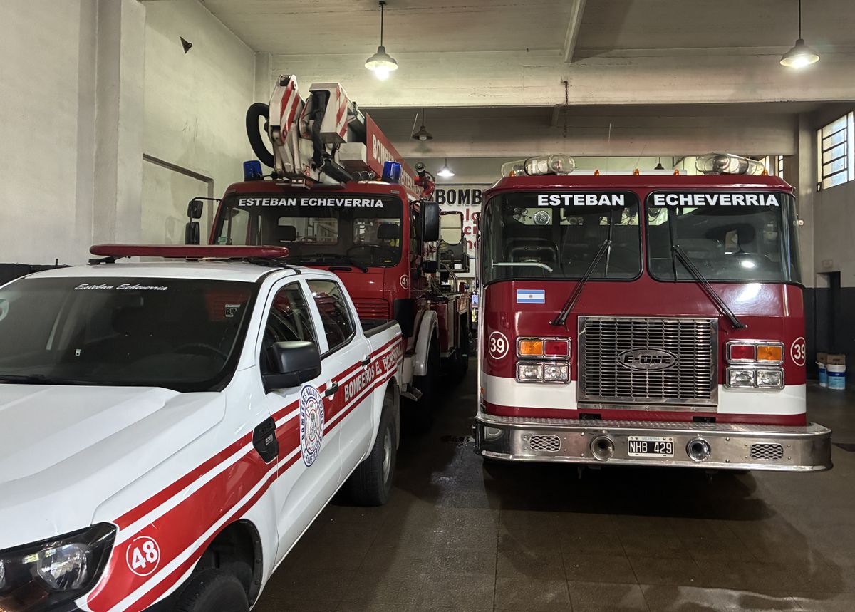 Los bomberos voluntarios acudieron al incendio en Monte Grande.