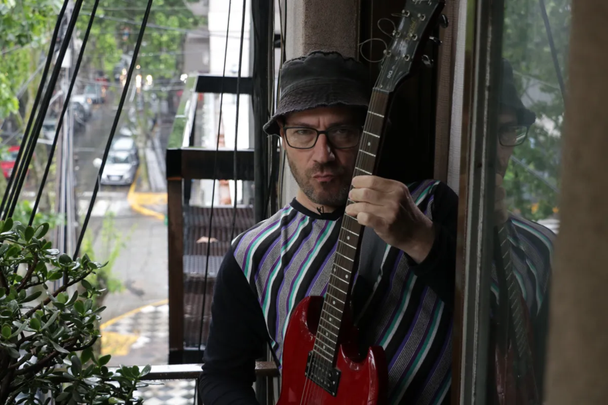 Fabio Sambartolomeo vive en pleno centro de Monte Grande.