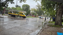 almirante brown: un colectivo engancho un cable y provoco un corte de transito