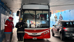 lanus: un escolar con chicos quedo incrustado en un paso bajo nivel