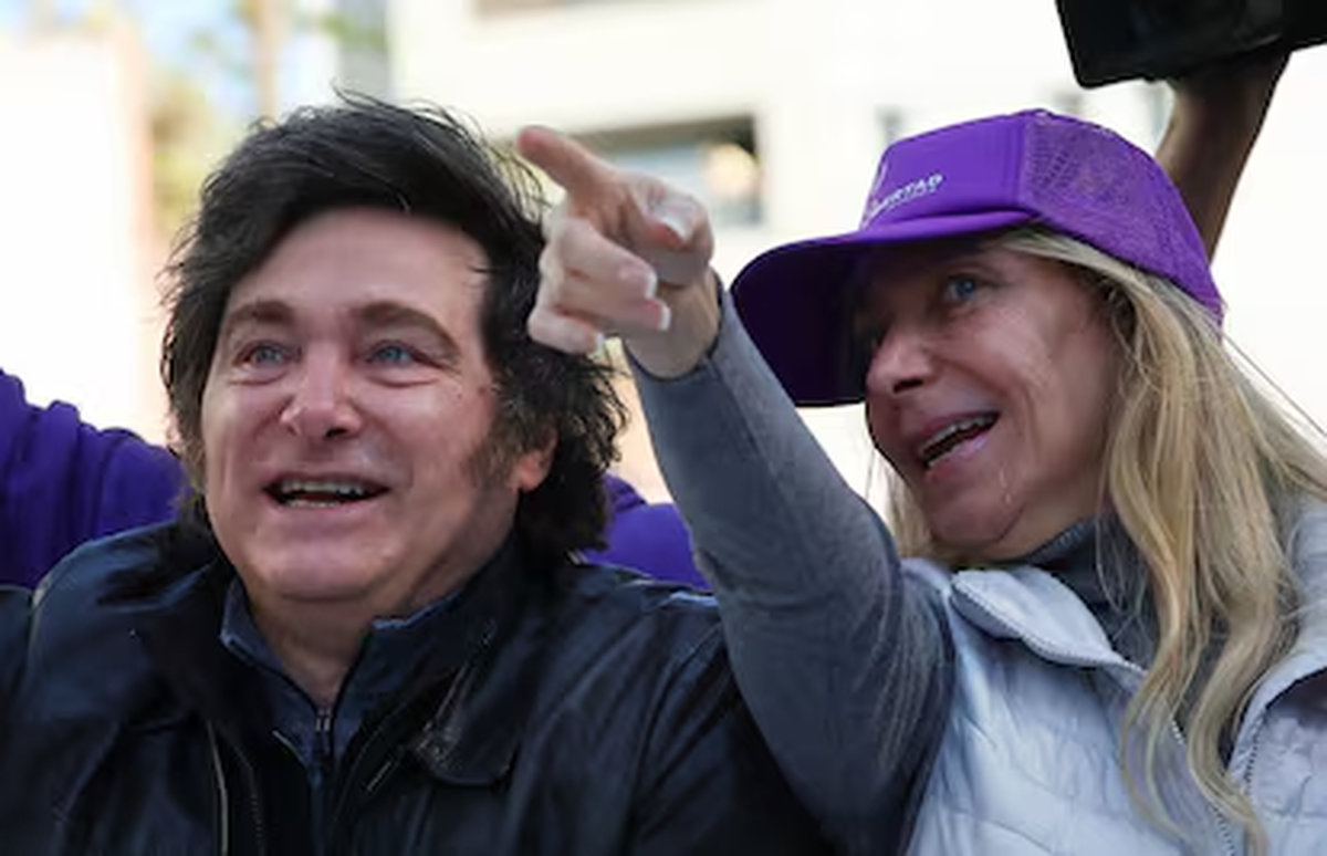 Javier y Karina Milei en la caravana que encabezaron en Lomas de Zamora.