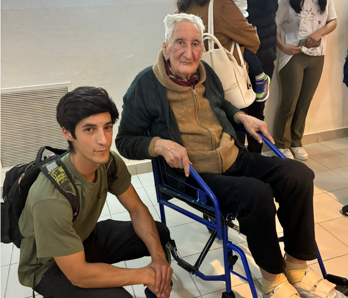 Don Rafael Ceragioli junto a su nieto Pablo.