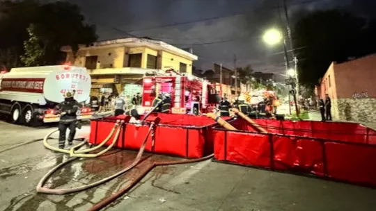 Voraz incendio en una fábrica de telas de Lanús: trabajaron más de un centenar de bomberos