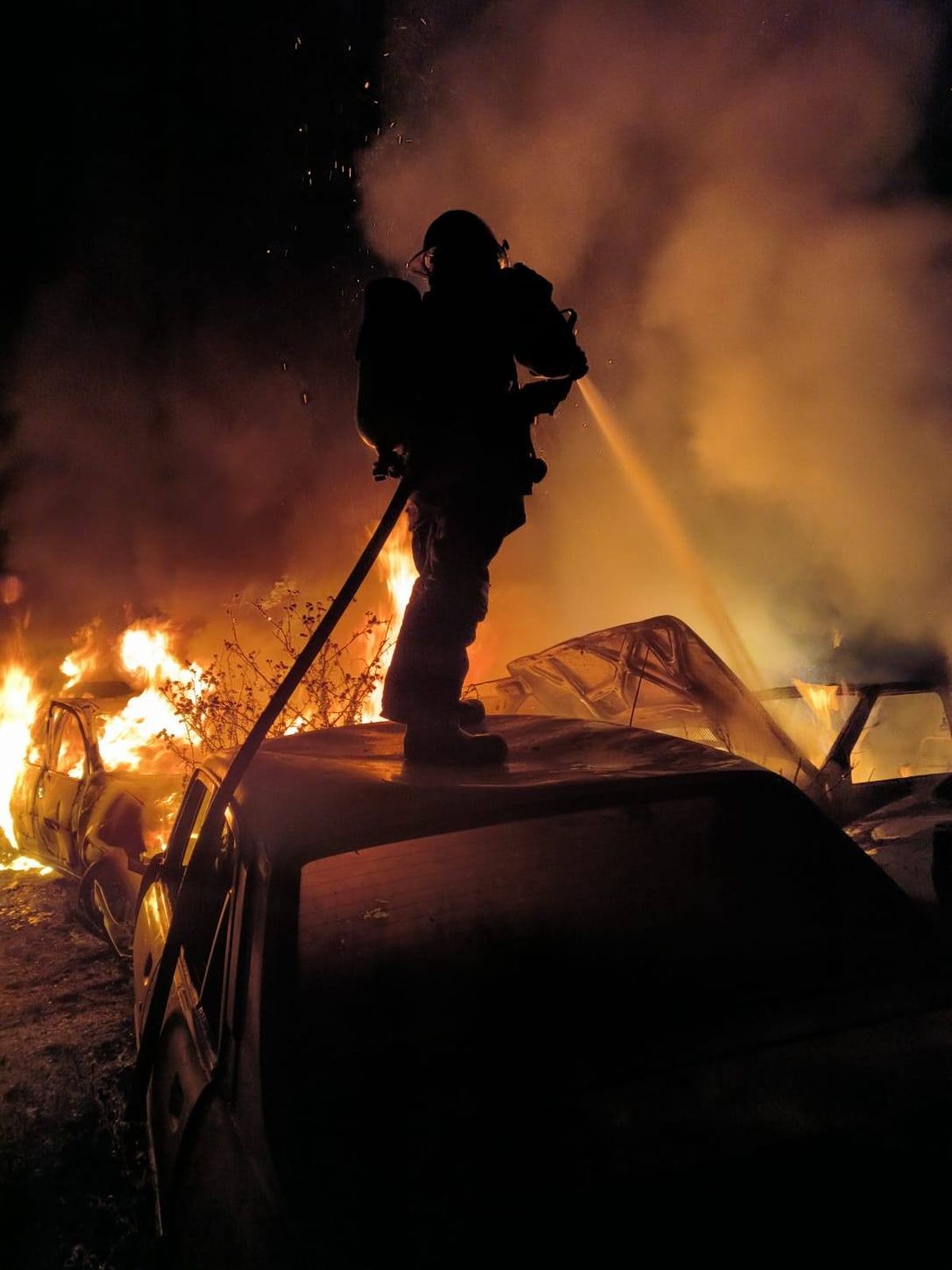 El incendio que se desató en un depósito judicial de Don Orione, Almirante Brown. 