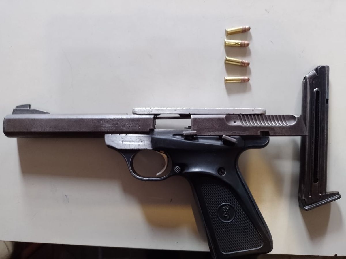 Arma incautada tras el robo y la persecuci&oacute;n en Lomas de Zamora.