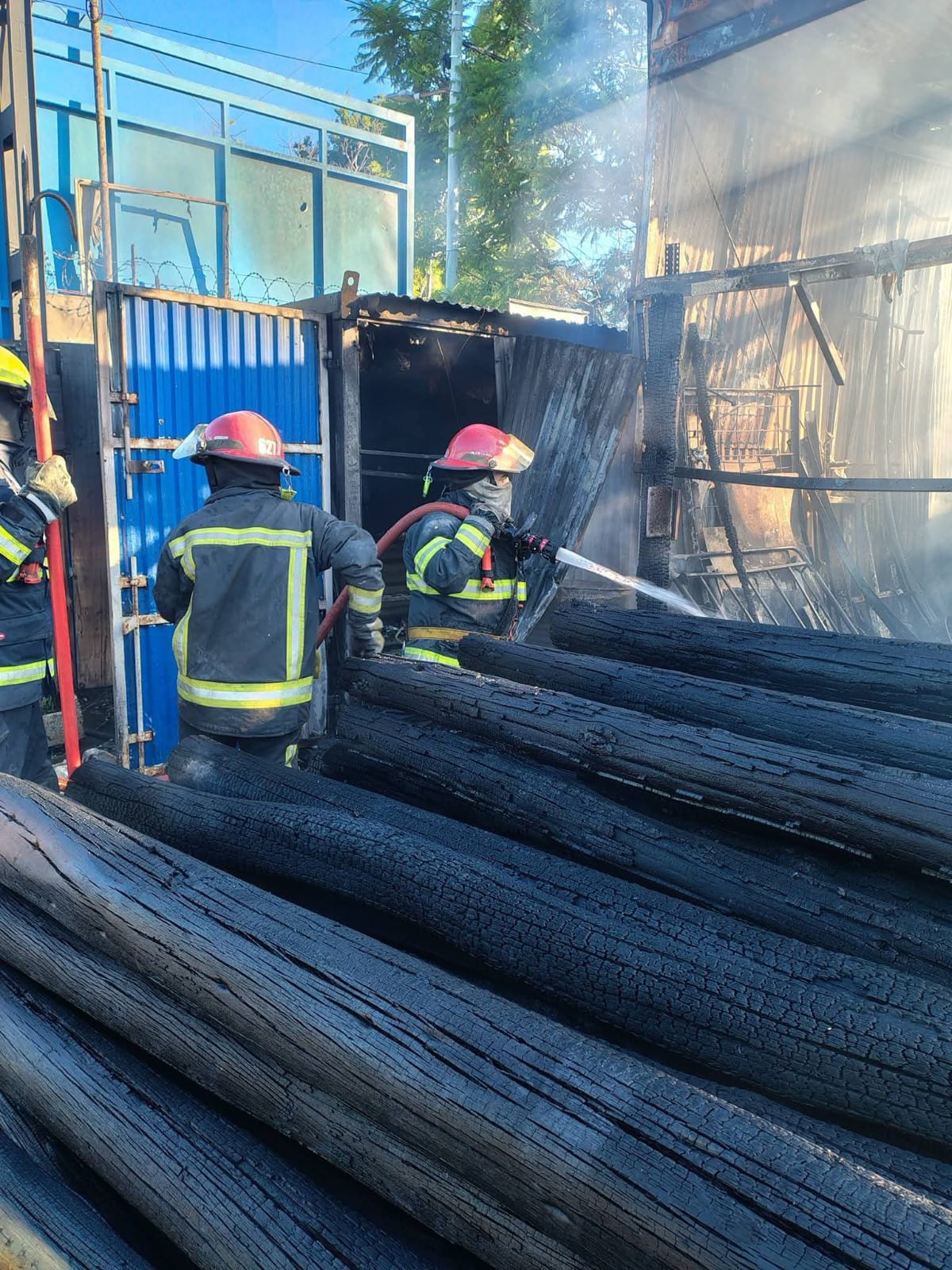 Se observaron grandes columnas de humo en la zona.