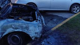 almirante brown: se incendio un auto frente a la delegacion municipal de glew